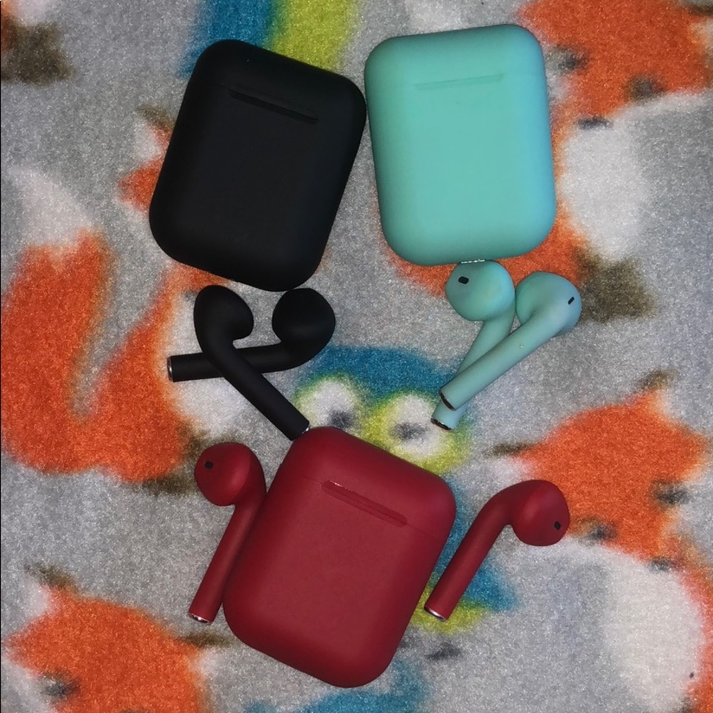 💥🚨Airpods W/Charging Case & Protective skin💥🚨
